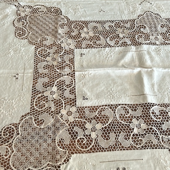 Vintage Tan Crochet and Cotton Rectangular Table Cloth with 12 napkins - Picture 7 of 17